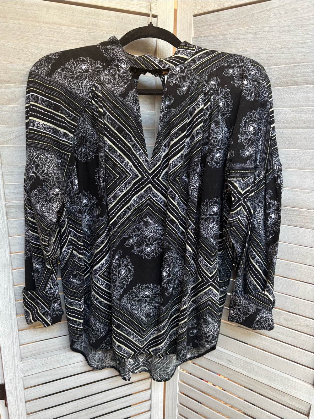 Free People Walking On A Dream
Tunic Blouse Black White Boho
Keyhole Sz S